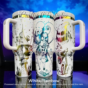 Puede incluir: Tres vasos aislados blancos con asas grandes, cada uno con un dise&ntilde;o diferente de Pesadilla antes de Navidad. Los dise&ntilde;os son en negro y colores arco&iacute;ris. Los vasos tienen tapas y asas blancas. El texto "White/Rainbow" est&aacute; en la parte inferior.