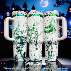 Puede incluir: Tres vasos aislados blancos con gr&aacute;ficos verdes y negros con personajes de "Pesadilla antes de Navidad". Cada vaso tiene un asa y una tapa blancas. El texto "Crafty AF Studio" y "White/Green" son visibles.