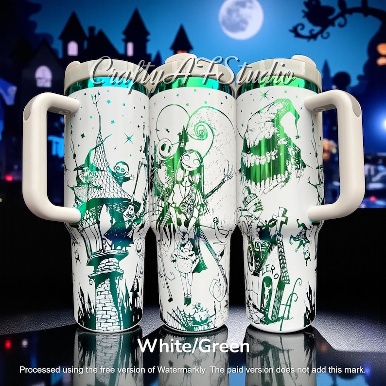 Puede incluir: Tres vasos aislados blancos con gr&aacute;ficos verdes y negros con personajes de "Pesadilla antes de Navidad". Cada vaso tiene un asa y una tapa blancas. El texto "Crafty AF Studio" y "White/Green" son visibles.