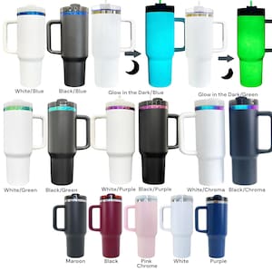 Puede incluir: Colecci&oacute;n de vasos aislados en varios colores, incluyendo blanco, negro, azul, verde, morado y rosa. Cada vaso tiene un asa, una tapa y una pajita. Algunos vasos brillan en la oscuridad.