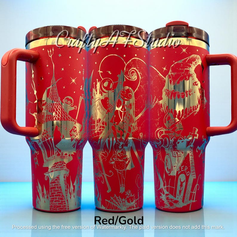 Puede incluir: Tres tazas de viaje rojas con ilustraciones doradas de personajes y escenas. Cada taza tiene un asa roja y una tapa marr&oacute;n oscuro con un borde dorado. El texto "Red/Gold" est&aacute; en la parte inferior.