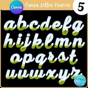 Op de afbeelding: Een set van 26 alfabetletters met een groene gras- en blauwe lucht achtergrond. De letters zijn in een cursief lettertype en zijn wit omlijnd. De letters zijn alfabetisch gerangschikt.
