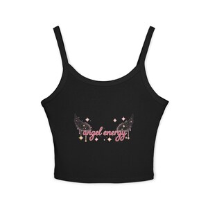 Camiseta sin mangas con estampado Angel Energy / Diseño de alas en rosa, estilo urbano femenino y delicado.