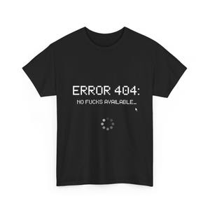 Könnte beinhalten: Schwarzes T-Shirt mit weißem, pixeligem Text "ERROR 404: NO FUCKS AVAILABLE_". Unter dem Text befindet sich ein Ladesymbol. Das T-Shirt hat einen Rundhalsausschnitt.