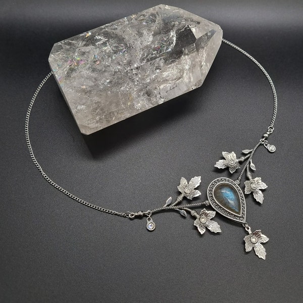 Collier acier inoxydable motif feuille, labradorite bleue et cristaux blanc