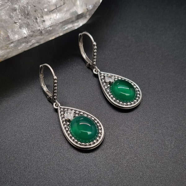 Boucles d'oreilles pendantes acier, oxydes de zirconium et agate verte émeraude.