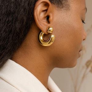 J Minimalistiska Guldörhängen | Äkta Förgyllt Rostfritt Stål PVD | Chic Modern Elegant Design, Present till Kvinnor