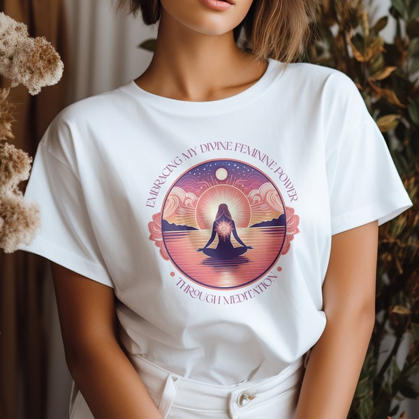 T-shirt graphique spirituel d'inspiration unisexe, élégant, confortable et décontracté - « Embracing My Divine Feminine Power Through Meditation » en tissu doux