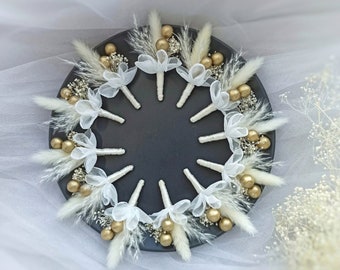 Small white boutonnieres for guests, Wedding accessories with gold, Mini boutonnieres, guests compliment, Delicate white wedding accessories