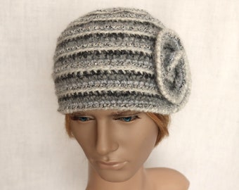 Cappello invernale da donna, grigio, ma allegro ed elegante, berretto in stile boho, diverse tonalità di grigio con un po' di glitter di buon gusto