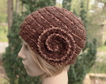 Gorro de invierno para mujer, crochet marrón chocolate con un poco de gorro cálido de estilo retro marrón canela.