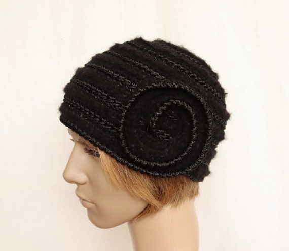 Black Crochet Beanie: 1930s Flapper Style, Decorative Snail  display picture 1