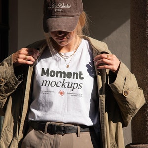 Gildan 5000 wit shirt mockup lifestyle mockup model mockup stedelijk streetwear mockup trendy scandi mockup pinterest esthetische mockup POD