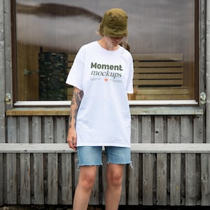 Gildan 5000 wit shirt mockup lifestyle mockup model mockup outdoor mockup trendy natuur mockup esthetische mockup oversized T-shirt POD-mockup