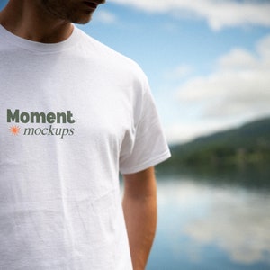 Gildan 5000 wit shirt mockup lifestyle mockup model mockup outdoor mockup trendy natuur mockup esthetische mockup oversized T-shirt POD-mockup