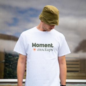 Gildan 5000 wit shirt mockup lifestyle mockup model mockup outdoor mockup trendy natuur mockup esthetische mockup oversized T-shirt POD-mockup