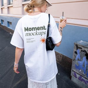 Maqueta de camiseta blanca Gildan 5000, estilo urbano (PSD)