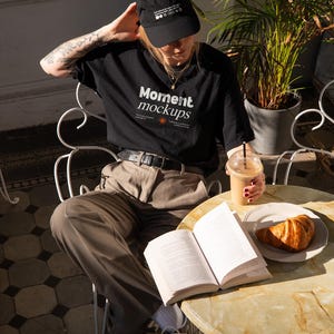 Gildan 5000 zwart shirt mockup lifestyle mockup model mockup stedelijk streetwear mockup trendy scandi mockup pinterest esthetische mockup POD