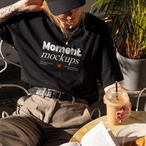 Gildan 5000 zwart shirt mockup lifestyle mockup model mockup stedelijk streetwear mockup trendy scandi mockup pinterest esthetische mockup POD