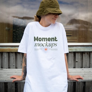Gildan 5000 wit shirt mockup lifestyle mockup model mockup outdoor mockup trendy natuur mockup esthetische mockup oversized T-shirt POD-mockup