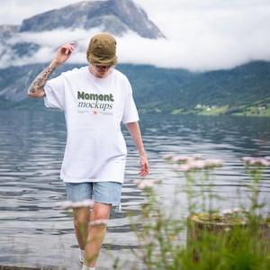 Gildan 5000 wit shirt mockup lifestyle mockup model mockup outdoor mockup trendy natuur mockup esthetische mockup oversized T-shirt POD-mockup