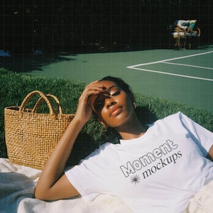 Maqueta de camiseta blanca, maqueta de estilo de vida extragrande, maqueta de ropa urbana estética de Pinterest, maqueta de camiseta de bebé Gildan de Bella Canvas, maqueta de colores cómodos