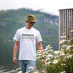 Gildan 5000 wit shirt mockup lifestyle mockup model mockup outdoor mockup trendy natuur mockup esthetische mockup oversized T-shirt POD-mockup
