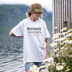 Gildan 5000 wit shirt mockup lifestyle mockup model mockup outdoor mockup trendy natuur mockup esthetische mockup oversized T-shirt POD-mockup