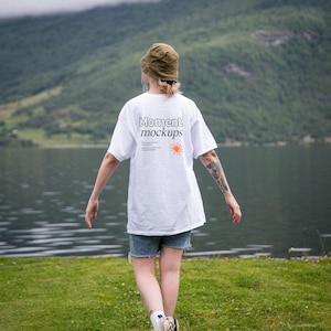 Gildan 5000 wit shirt mockup lifestyle mockup model mockup outdoor mockup trendy natuur mockup esthetische mockup oversized T-shirt POD-mockup