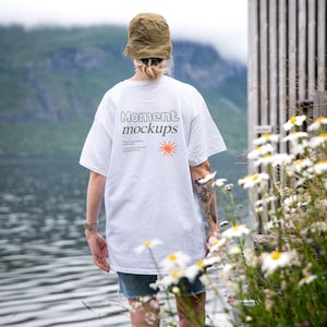 Gildan 5000 wit shirt mockup lifestyle mockup model mockup outdoor mockup trendy natuur mockup esthetische mockup oversized T-shirt POD-mockup