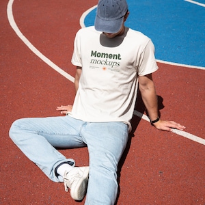 Gildan 5000 natuurlijk shirt mockup lifestyle mockup model mockup urban streetwear mockup trendy mockup athleisure esthetische mockup POD
