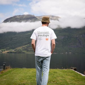 Gildan 5000 wit shirt mockup lifestyle mockup model mockup outdoor mockup trendy natuur mockup esthetische mockup oversized T-shirt POD-mockup