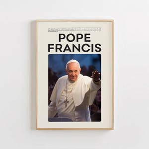 Può includere: Un poster in bianco e nero con il testo "POPE FRANCIS" in grandi caratteri grassetto. Sotto il testo c'è una foto di Papa Francesco in vesti bianche. Sta sorridendo e salutando una folla.