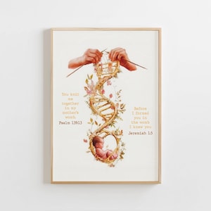 Può includere: Stampa artistica incorniciata con un filamento di DNA dorato lavorato a maglia da mani. Un bambino è in una cornice floreale. Il testo include versetti biblici da Salmi e Geremia.