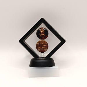 Insignias de cuello de latón del Ejército Regular y de Artillería de EE. UU., de la época de la Segunda Guerra Mundial, emisión c. 1942, en exhibición.