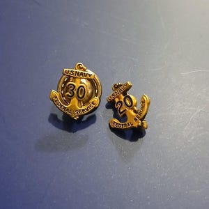 Stare odznaki marynarki wojennej USA z czasów wojny koreańskiej: wypełnione 10-karatowym złotem