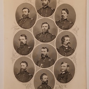 Peut inclure: Une estampe sépia représentant des portraits ovales de généraux de l'Union. Les portraits sont disposés en cercle, avec le mot "UNION" en bas à gauche et "GENERALS" en bas à droite. Les généraux sont représentés en uniformes militaires.