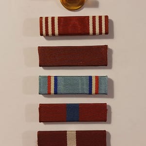 Set completo di nastrini per onorificenze di buona condotta del corpo di servizio degli Stati Uniti risalenti alla seconda guerra mondiale