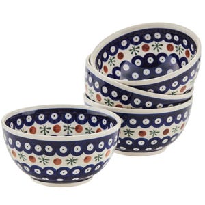 Pode incluir: Conjunto de quatro tigelas de cerâmica azul e branca com um padrão floral vermelho e verde. As tigelas estão empilhadas umas sobre as outras.