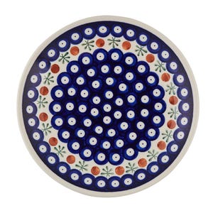 Puede incluir: Plato redondo de cerámica con borde blanco y un patrón floral azul, blanco, rojo y verde. El plato presenta un diseño central de círculos azules con puntos blancos, rodeado por un borde de puntos rojos y motivos florales verdes.