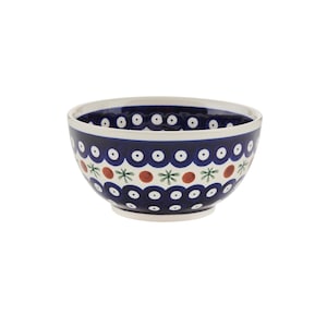 Könnte beinhalten: Eine kleine, weiße Keramikschüssel mit einem blauen und weißen Tupfenmuster und einem roten und grünen Blumendesign am Rand.