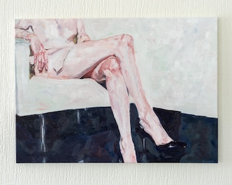 Fauteuil blanc - peinture à l&#39;huile minimaliste représentant une femme assise, oeuvre d&#39;art les jambes croisées, oeuvre d&#39;art murale figurative neutre pour décoration de salon ou de bureau