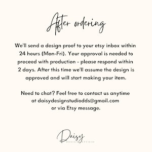 Może przedstawiać: Kremowa grafika z napisem "After ordering" w kursywie. Poniższy tekst szczeg&oacute;łowo opisuje proces sprawdzania projektu, czas reakcji i dane kontaktowe sklepu Etsy, Daisy Design Studio.