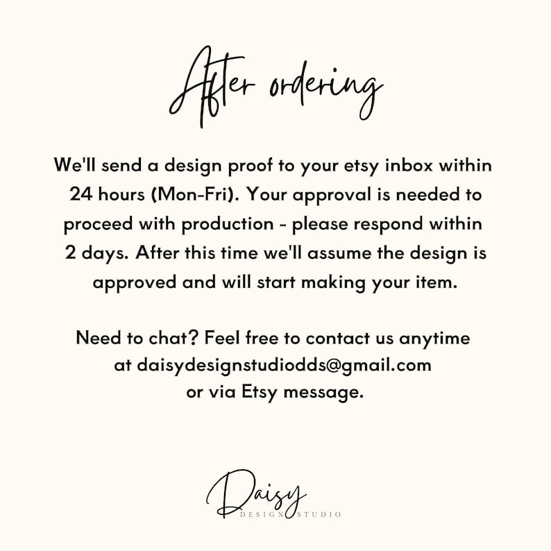 Może przedstawiać: Kremowa grafika z napisem "After ordering" w kursywie. Poniższy tekst szczeg&oacute;łowo opisuje proces sprawdzania projektu, czas reakcji i dane kontaktowe sklepu Etsy, Daisy Design Studio.