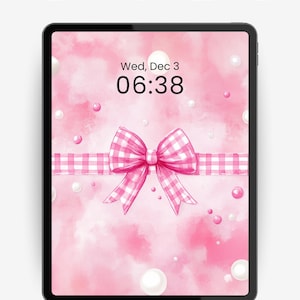 Puede incluir: Fondo de pantalla digital para iPad con un lazo rosa con estampado de cuadros en un fondo rosa acuarela. La hora se muestra como 06:38 el miércoles 3 de diciembre. El texto en la parte superior dice "PREPPY IPAD WALLPAPER".