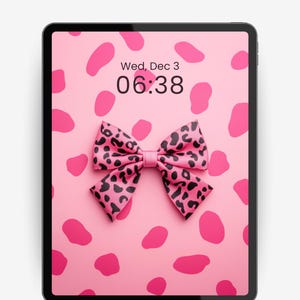 Puede incluir: Fondo de pantalla rosa para iPad con un patrón repetido de formas rosas y un lazo con estampado de leopardo. La pantalla muestra la fecha y hora: miércoles 3 de diciembre, 6:38 AM. El texto en la parte superior dice "PREPPY IPAD WALLPAPER".