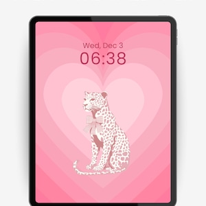 Puede incluir: Fondo de pantalla rosa para iPad con un leopardo con pajarita, sobre un fondo en forma de corazón. La pantalla muestra la fecha y la hora. El texto superior dice "PREPPY IPAD WALLPAPER" e inferior "High Resolution • 2800 x 2800".