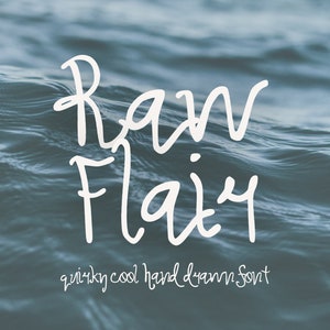 Puede incluir: Texto manuscrito blanco sobre un fondo azul que se asemeja al agua. El texto dice "Raw Flairy" en una fuente caprichosa, con las palabras "quirky cool hand drawn font" debajo.
