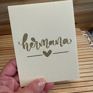 Irmã com sobre branco