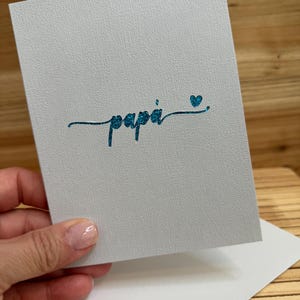 Papa con sobre blanco